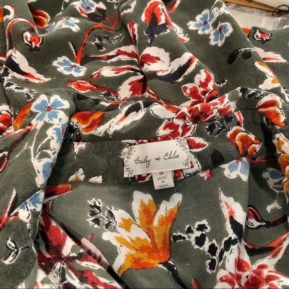 Bailey & Chloe Green Floral Button Down shirt Hi Lo style SZ Med - Picture 7 of 9